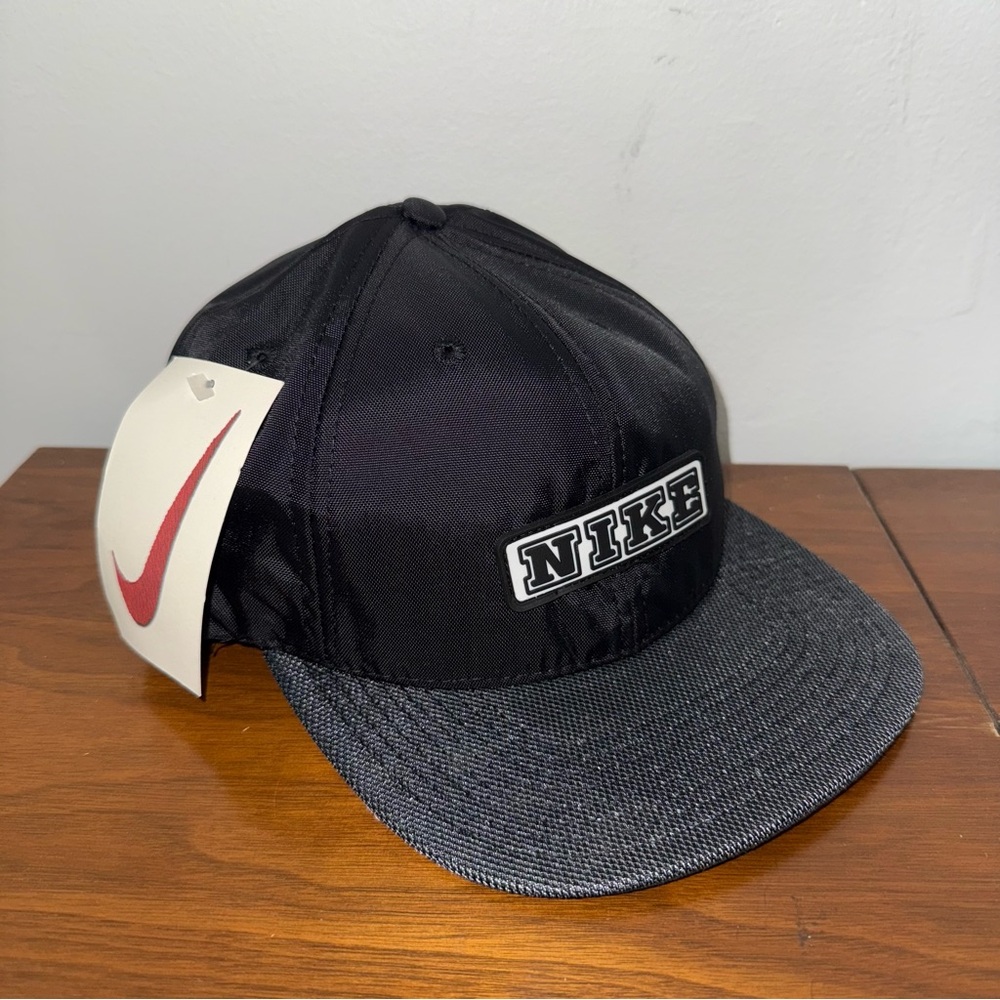 NWT Deadstock Vintage Nike Black and White Textured Cap